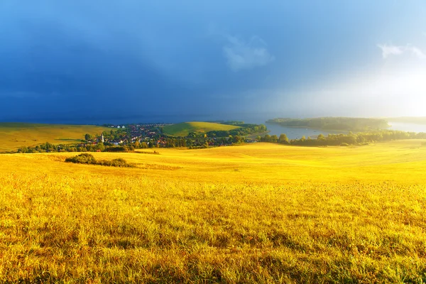 Paisaje idílico de verano con lago y pradera verde y amarilla. Países de Europa Central —  Fotos de Stock