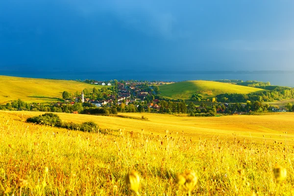 Hermoso paisaje, prado verde y amarillo y lago con pueblo. Eslovaquia, Europa Central. —  Fotos de Stock