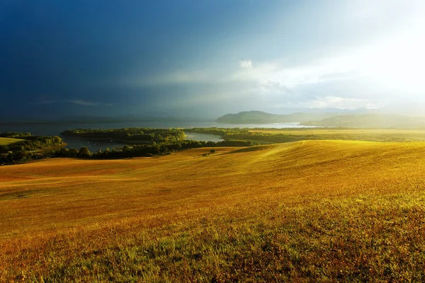 Paisagem de verão idílica com lago de montanha claro e prado verde e amarelo. Europa Central — Fotografia de Stock