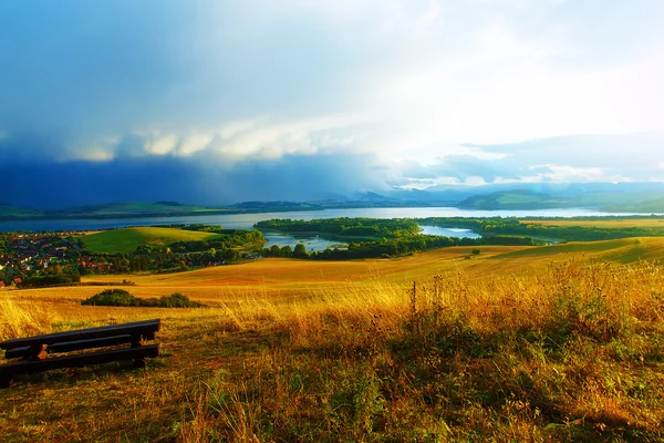 Beau paysage, prairie verte et jaune et lac avec montagne en arrière-plan. Slovaquie, Europe centrale. — Photo
