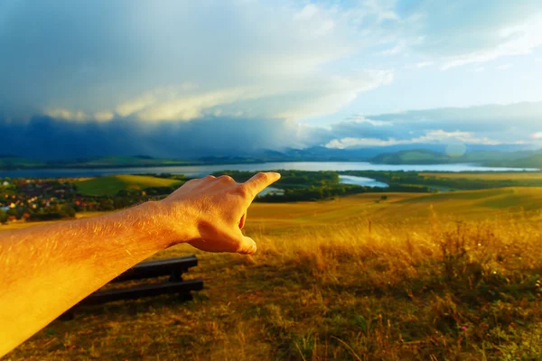 Prachtig landschap, groene en gele weide en meer met berg op de achtergrond. Slowakije, Midden-Europa. — Stockfoto