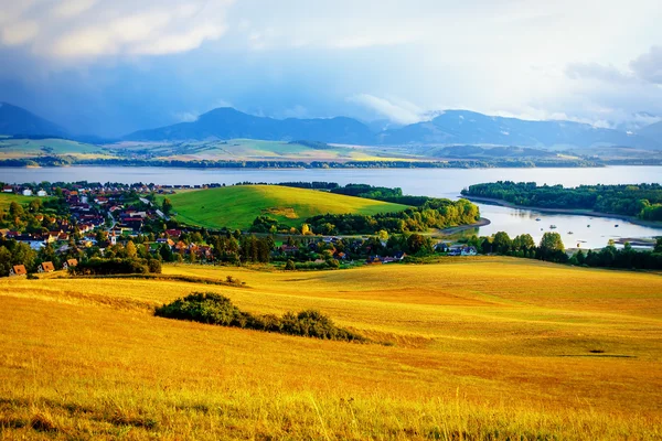 Güzel manzara, yeşil ve sarı çayır ve göl ve dağ. Slovakya, Orta Avrupa. — Stok fotoğraf