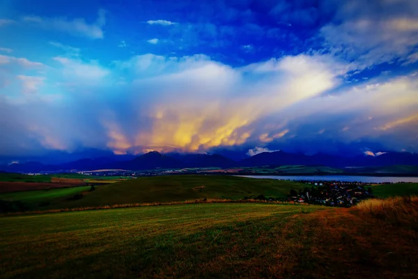 Hermoso paisaje, lago y montaña con hermoso cielo. Eslovaquia, Europa Central —  Fotos de Stock