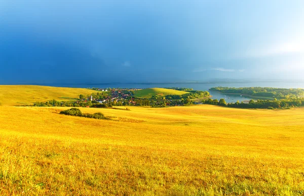 Paisagem bonita, prado verde e amarelo e lago com montanha no fundo. Eslováquia, Europa Central. — Fotografia de Stock