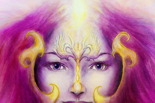 Cara de mujer mística con tatuaje ornamental dorado y dos aves fénix, fondo púrpura. contacto visual . —  Fotos de Stock