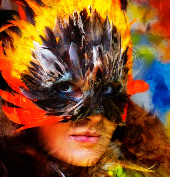 Giovane donna con maschera di piume carnevale. Dea donna ed effetto crepitio . — Foto Stock