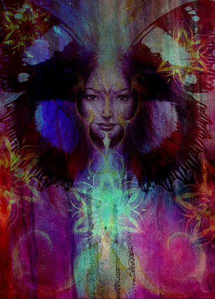 Krásná malba bohyně žena s pták phoenix na tváři s okrasným mandaly a motýlí křídla a barvu pozadí abstraktní a oční kontakt, kopírovat prostor. — Stock fotografie