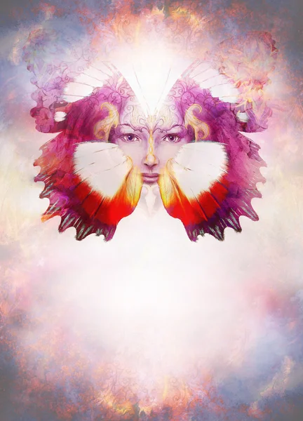 Красивая богиня живописи Женщина с птицей феникс на лице с орнаментальной мандала и бабочка крылья и цвет абстрактного фона и зрительный контакт, скопировать пространство . — стоковое фото
