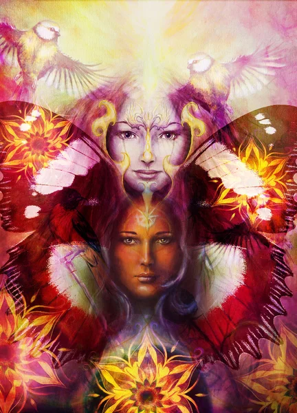 Schöne Malerei Göttin Frau mit Vogel Phönix auf dem Gesicht mit ornamentalen Mandala und Schmetterlingsflügel und Farbe abstrakten Hintergrund und Blickkontakt. — Stockfoto