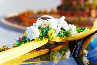 Lüks düğün araba çiçeklerle süslenmiş. Beyaz çiçek ve şeritler.