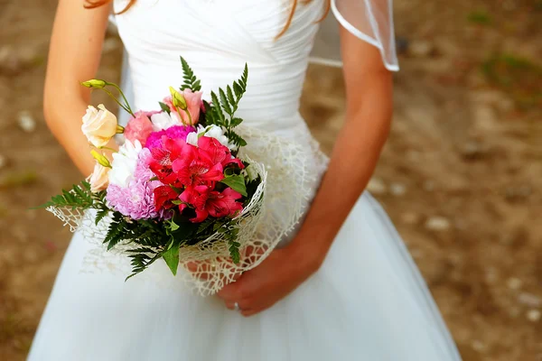 Belo buquê de casamento em mãos da noiva. — Fotografia de Stock