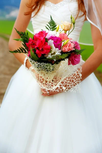 Schöner Brautstrauß in den Händen der Braut. — Stockfoto