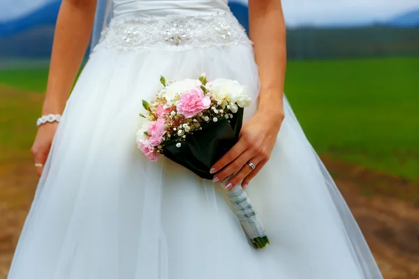 花嫁の手に美しい結婚式の花束. — ストック写真