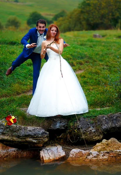 Braut und Bräutigam angeln gemeinsam - romantisches Hochzeitskonzept. — Stockfoto