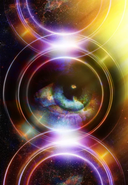 Mujer Ojo y espacio cósmico con estrellas y círculo de luz. fondo de color abstracto, contacto visual . — Foto de Stock