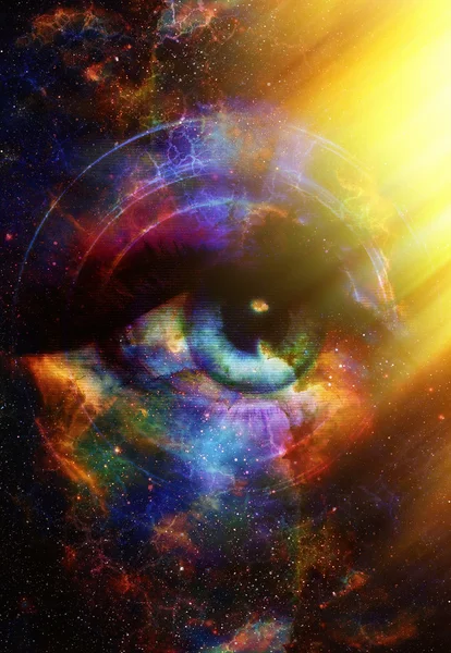 Mujer Ojo y espacio cósmico con estrellas y luz amarilla, y silueta de altavoz musical. fondo de color abstracto, contacto visual, concepto de música —  Fotos de Stock