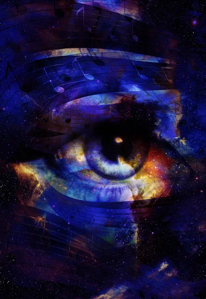 Mulher Olho e música nota e espaço cósmico com estrelas. fundo cor abstrata, contato com os olhos . — Fotografia de Stock