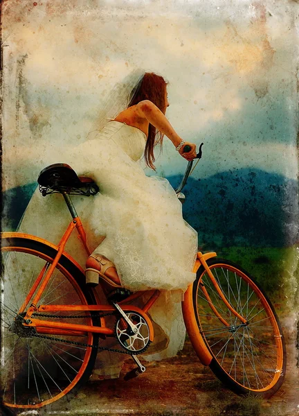Sposa su bici arancione in bellissimo abito da sposa con pizzo nel paesaggio. Versione retrò. concetto di matrimonio . — Foto Stock