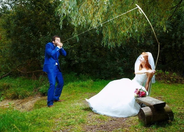 Braut suchte Bräutigam mit Angelrute, — Stockfoto