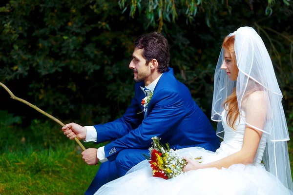 Braut und Bräutigam angeln gemeinsam - romantisches Hochzeitskonzept. — Stockfoto