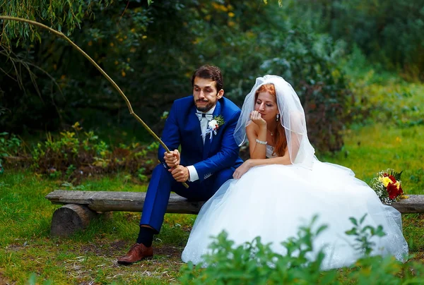 Braut und Bräutigam angeln gemeinsam - romantisches Hochzeitskonzept. — Stockfoto