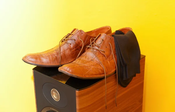 Zapatos de boda marrón novio en el altavoz. Fondo amarillo . —  Fotos de Stock