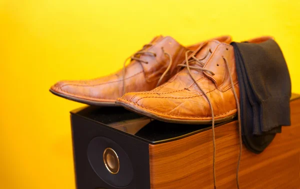 Zapatos de boda marrón novio en el altavoz. Fondo amarillo . —  Fotos de Stock