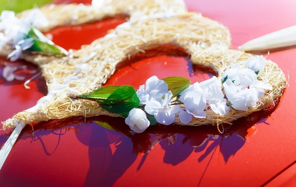 Carro de casamento de luxo decorado com flores. Flor branca e fitas . — Fotografia de Stock