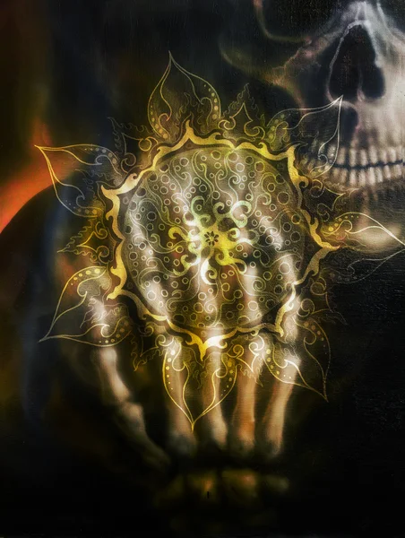 Pintura crânio e esqueleto mão, sobre fundo preto e mandala ornamental. Pintura de aerógrafo . — Fotografia de Stock