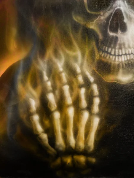 Gedetailleerde schedel en skelet hand en vuur, op zwarte achtergrond. — Stockfoto