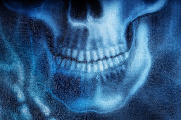 подробный череп и скелет руки и голубой огонь, на черном фоне
.