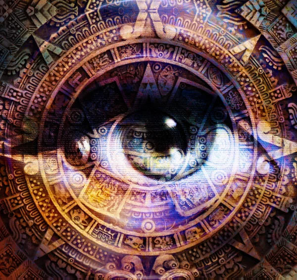 古代マヤのカレンダーと女性の目は、色の背景、コンピューター コラージュを抽象化します。サークル光における、目. — ストック写真