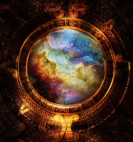 Antigo calendário maia, espaço cósmico e estrelas, cor abstrata Fundo, colagem de computador . — Fotografia de Stock