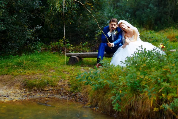 Braut und Bräutigam angeln gemeinsam - romantisches Hochzeitskonzept. — Stockfoto