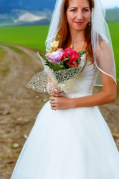 Vacker bröllopsbukett i händerna på bruden. — Stockfoto