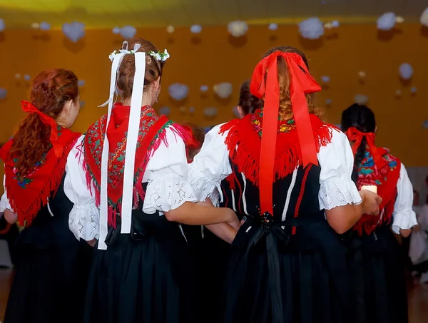 Fiatal táncoló nők hagyományos népi ruha esküvő ünnep. — Stock Fotó