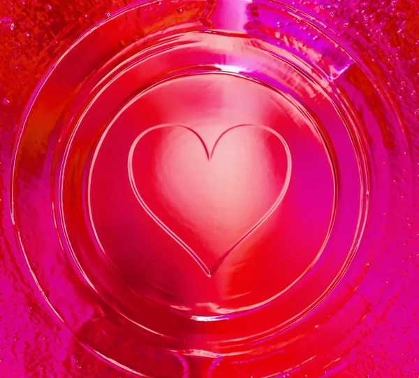 Estructura abstracta de corazón y vidrio, fondo rojo, regalo de San Valentín . — Foto de Stock