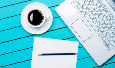 laptop notebook ve kahve yapma imkanları telefon