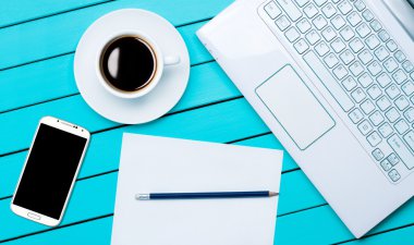 laptop notebook ve kahve yapma imkanları telefon