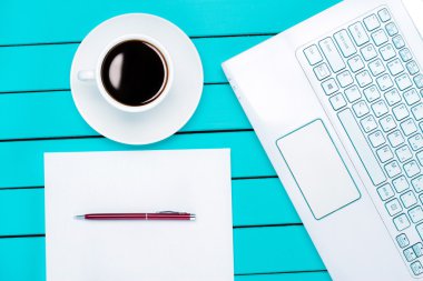 laptop notebook ve kahve yapma imkanları telefon