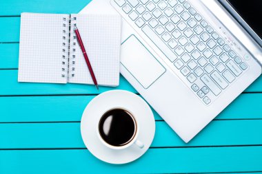 laptop notebook ve kahve yapma imkanları telefon