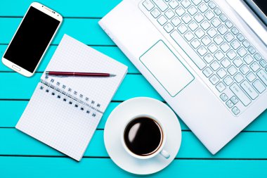 laptop notebook ve kahve yapma imkanları telefon