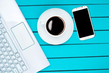 Kahve kupa ve bir bilgisayar