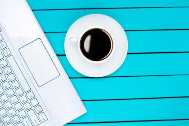 Kahve kupa ve bir bilgisayar