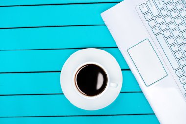 Kahve kupa ve bir bilgisayar