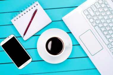 laptop notebook ve kahve yapma imkanları telefon