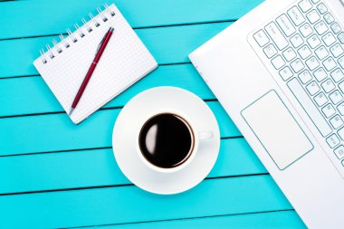 laptop notebook ve kahve yapma imkanları telefon