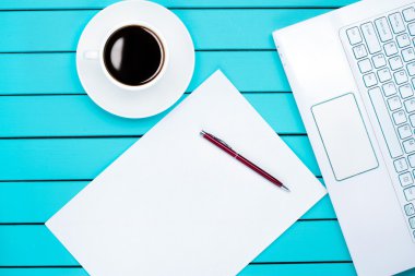 laptop notebook ve kahve yapma imkanları telefon