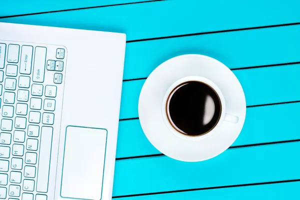 Tazza di caffè e un computer — Foto Stock