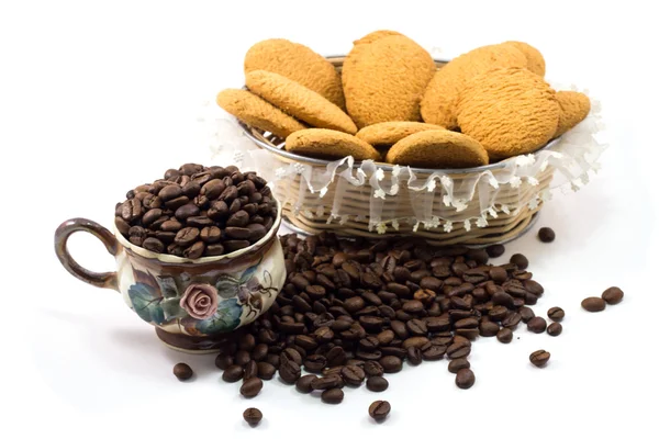 Granos de café en una taza y galletas — Foto de Stock